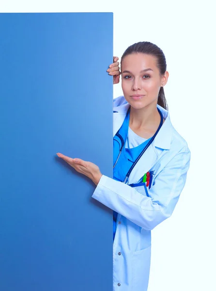 Une femme médecin avec un panneau blanc. Femme médecin — Photo