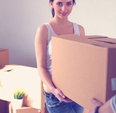 Açma veya kutu ambalaj ve yeni evine taşıdıktan mutlu genç bir çift. Genç Çift