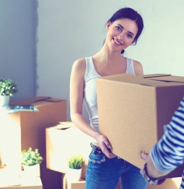 Açma veya kutu ambalaj ve yeni evine taşıdıktan mutlu genç bir çift. Genç Çift