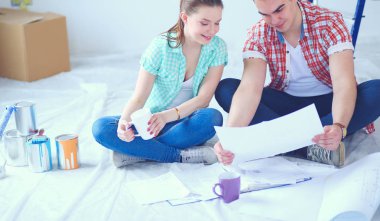 Genç katta oturan ve onlar hakkında tasarruf hesaplama çift. Genç Çift