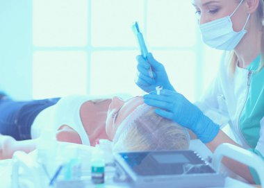 Kaşlar için kalıcı makyaj. Güzellik salonunda kalın kaşlı güzel bir kadın..