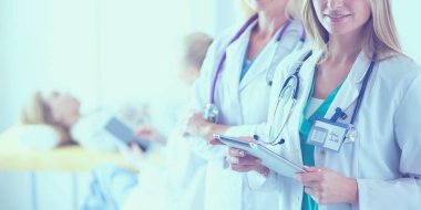 tıbbi ofiste geçti silah ile duran üç kendine güvenen kadın doktor portresi.