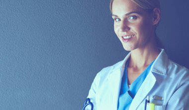 Hastanedeki beyaz önlüklü genç kadın portresi..