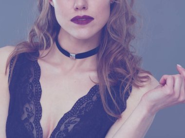 Güzel genç kadın yüz portresi. Gri arka plan üzerinde izole.