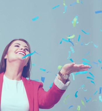 Konfeti kutlama parti güzel mutlu kadın. Doğum günü veya yeni yıl arifesi kavramı kutlama.