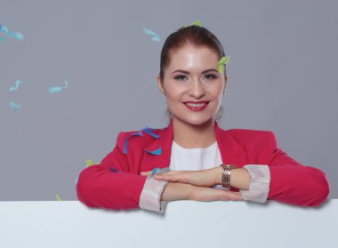 Konfeti kutlama parti güzel mutlu kadın. Doğum günü veya yeni yıl arifesi kavramı kutlama.