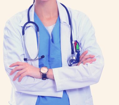 Beyaz önlüklü güzel bir kadın, el ele poz veriyor. Kadın doktor