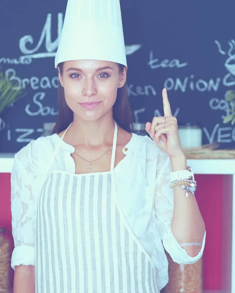 Koch-Frauenporträt mit Uniform in der Küche. Koch-Frauenporträt — Stockfoto