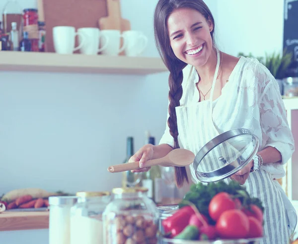 Cuisson femme dans la cuisine avec cuillère en bois. Femme cuisinière — Photo