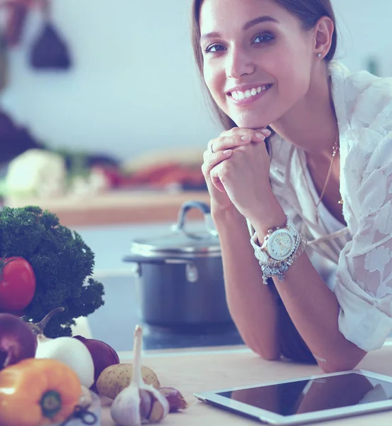 Mujer joven en la cocina, usando su ipad. Mujer joven —  Fotos de Stock