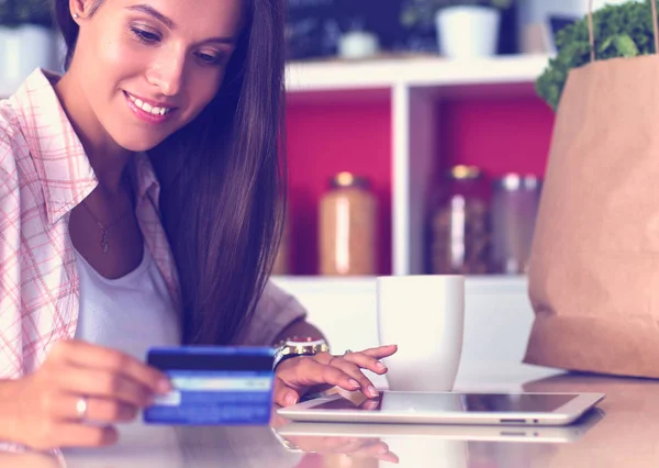 Mujer joven en la cocina, usando su ipad. Mujer joven — Foto de Stock