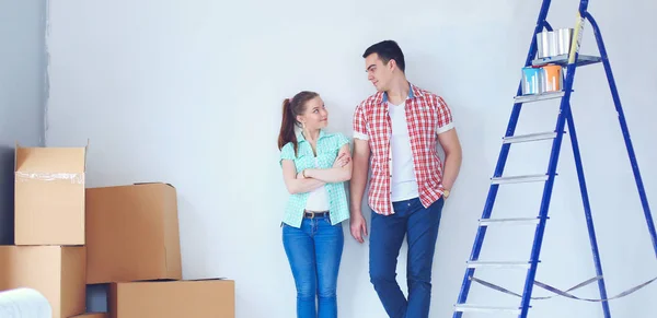 Portret van een jong koppel bewegen in nieuwe huis. Jong koppel — Stockfoto