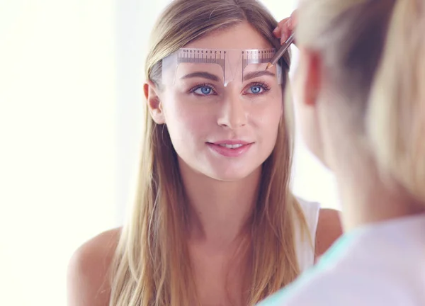 Permanent makeup for eyebrows. Closeup of beautiful woman with thick brows in beauty salon. — Stock Photo, Image