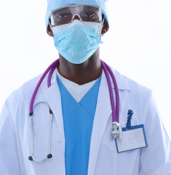 Portret van een dokter met een masker en uniform. geïsoleerd op witte achtergrond. Dokter.. — Stockfoto