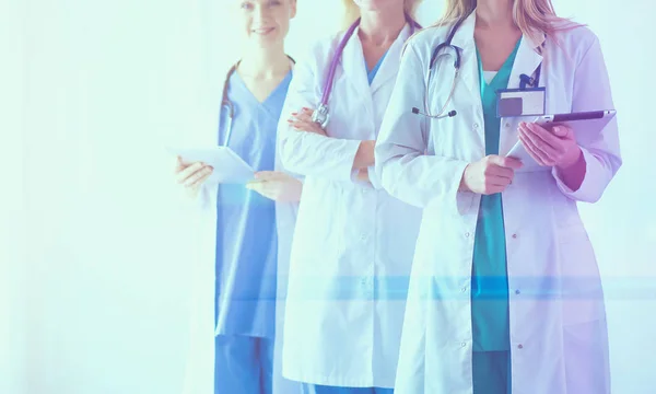Πορτρέτο του τρεις γιατρούς αυτοπεποίθηση γυναικείο στέκεται με τα χέρια σταυρωμένα στο ιατρείο. — Φωτογραφία Αρχείου