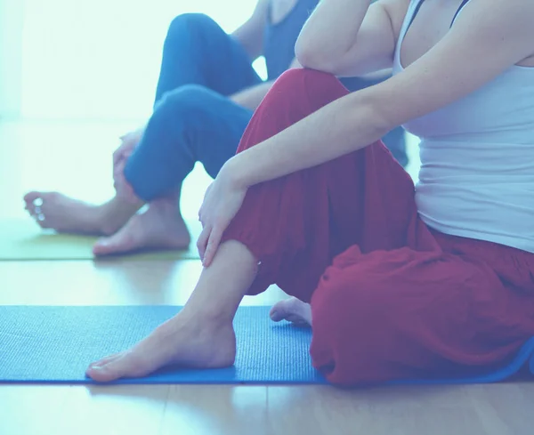 Hermosa pareja en ropa deportiva está meditando — Foto de Stock