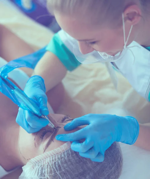 Trvalý make-up na obočí. Detailní záběr krásné ženy s hustým obočím v salonu krásy. — Stock fotografie