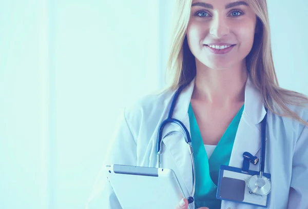 Portret młodej lekarki, z aipadami w ręku, w gabinecie lekarskim — Zdjęcie stockowe