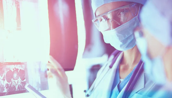 Deux femmes médecins qui regardent des radios dans un hôpital. — Photo