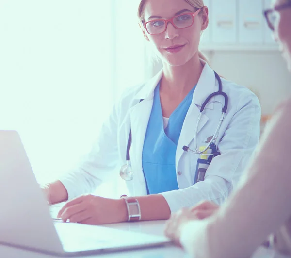 Doctor y pareja de pacientes están discutiendo algo, sentados en el escritorio. —  Fotos de Stock