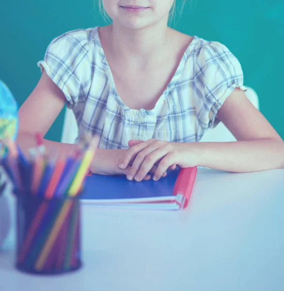 Chica estudiando en el escritorio, sentada en el escritorio . —  Fotos de Stock