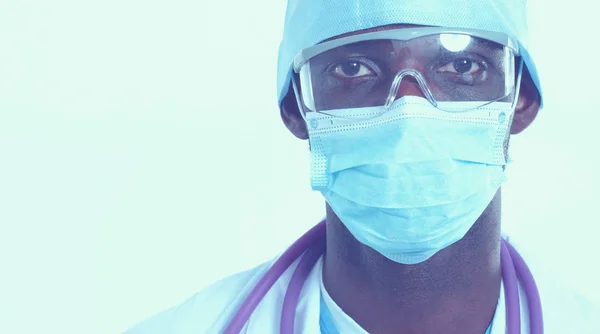 Retrato de un médico con máscara y uniforme. aislado sobre fondo blanco. Doctor.. — Foto de Stock