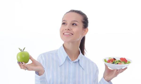 Retrato de una hermosa doctora sosteniendo un plato con verduras frescas y manzana verde. Mujer doctora — Foto de Stock