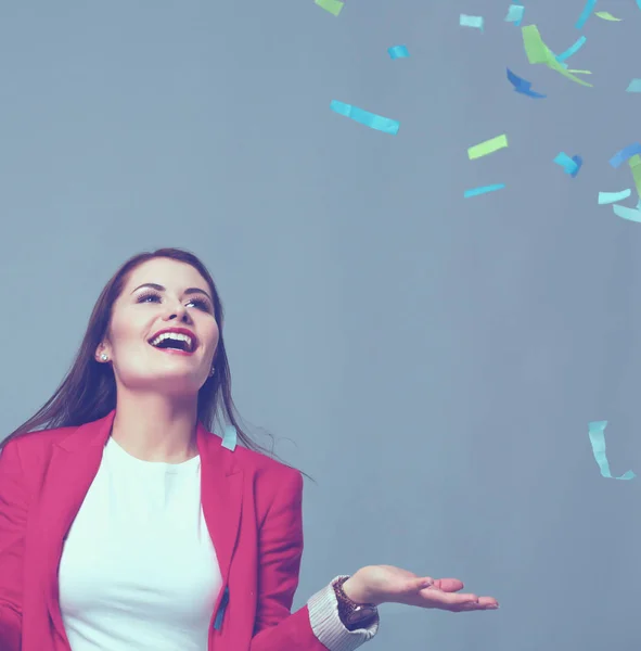 Bella donna felice alla festa di festa con coriandoli. Compleanno o Capodanno celebrando il concetto . — Foto Stock