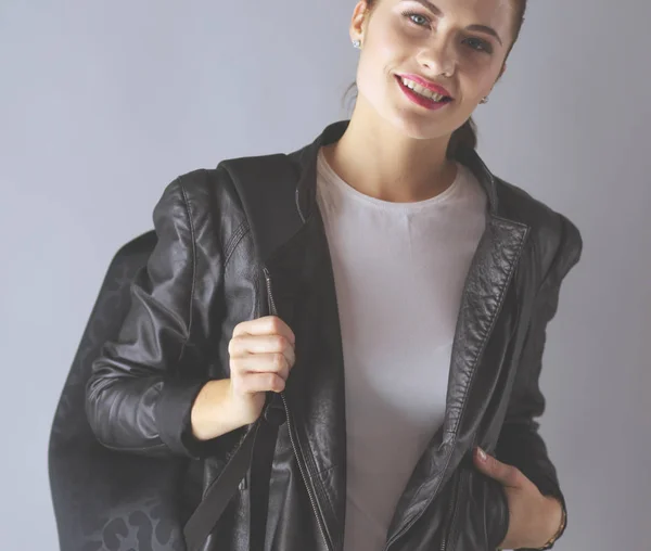 Ritratto di bella giovane donna bruna in elegante giacca nera su grigio . — Foto Stock