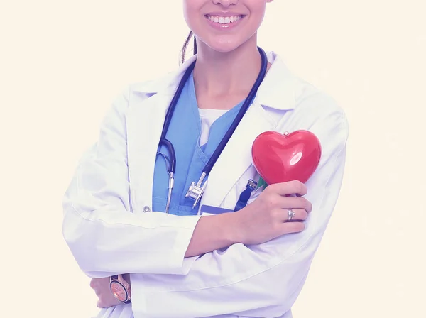 Médica feminina positiva em pé com estetoscópio e símbolo de coração vermelho isolado. Mulher médica — Fotografia de Stock