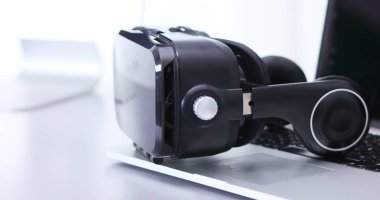 Bilgisayarlı sanal gerçeklik gözlükleri. İş. 3D teknoloji