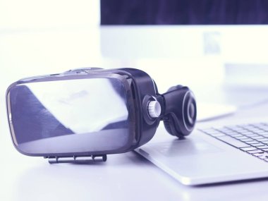 Bilgisayarlı sanal gerçeklik gözlükleri. İş. 3D teknoloji