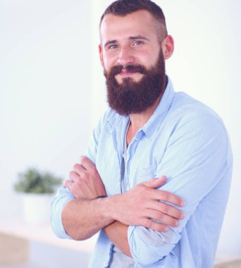 Yakışıklı işadamı Office gri arka plan üzerinde duran