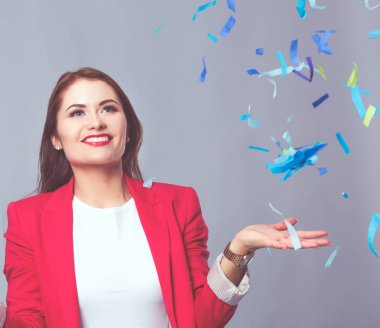 Konfeti kutlama parti güzel mutlu kadın. Doğum günü veya yeni yıl arifesi kavramı kutlama.