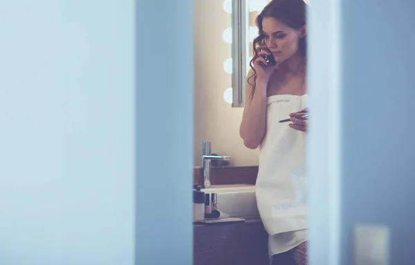 Giovane donna in piedi sul bagno con telefono . — Foto Stock