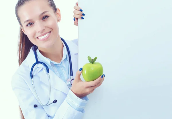 Usmívající se doktor s jablkem a prázdným praporem. Ženský doktoři. — Stock fotografie