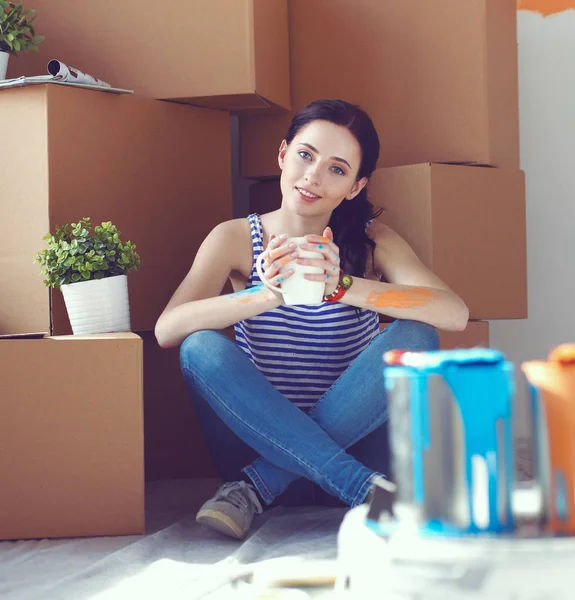 Woman in a new home with cardboard boxes. Woman in the house. — Stock Photo, Image