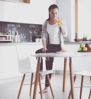 mutlu kadın evde Mutfakta çay içme