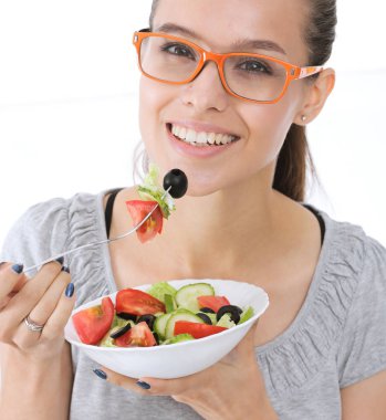 Sağlıklı yemek yiyen güzel bir kız. Güzel kız.