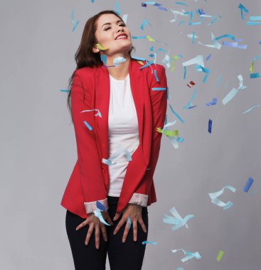 Konfeti kutlama parti güzel mutlu kadın. Doğum günü veya yeni yıl arifesi kavramı kutlama.