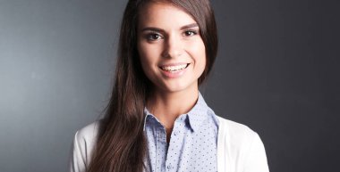 Koyu arka plan karşı bir işkadını portresi