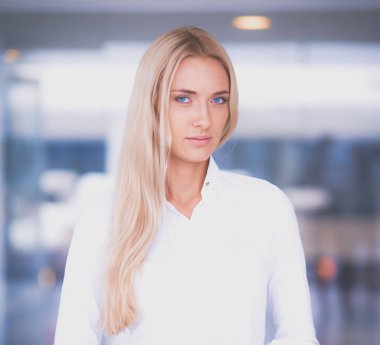 Birbirleri ile el sıkışan iki başarılı iş adamları. İki başarılı iş adamları