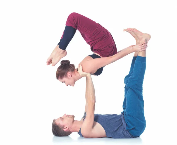Νεαρό ζευγάρι αθλητική εξάσκηση acroyoga. Εξισορρόπηση στο ζευγάρι — Φωτογραφία Αρχείου