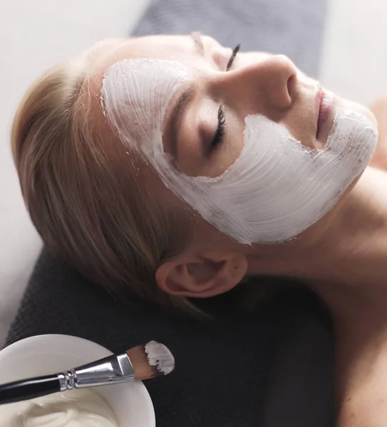 Mascarilla facial. Hermosa joven en el spa, mujer cosmética aplicando mascarilla facial —  Fotos de Stock