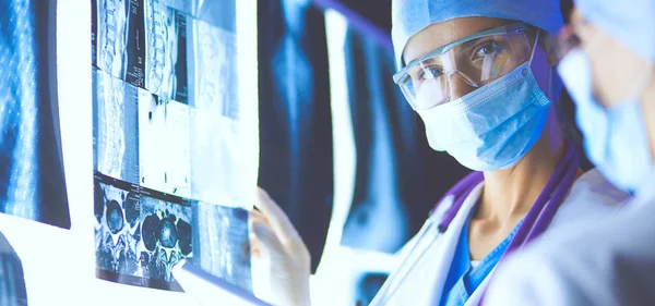 Dos mujeres médicas que miran rayos X en un hospital — Foto de Stock