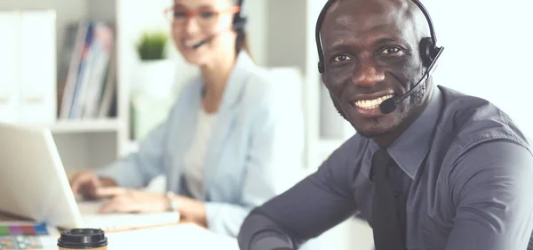 Portret van een Afro-Amerikaanse jonge zakenman met headset. — Stockfoto