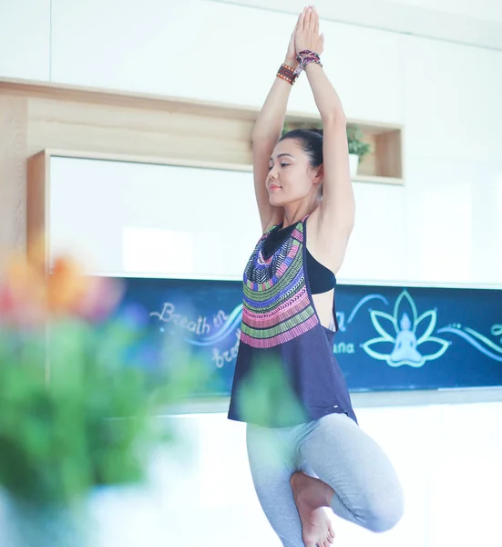 Mujer asiática son ejercicios de yoga en casa. Una mujer. Yoga . — Foto de Stock