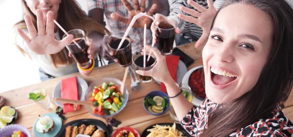 Gruppe von Menschen beim Selfie während des Mittagessens. Selbst. Freunde. Freunde werden zum Essen fotografiert — Stockfoto