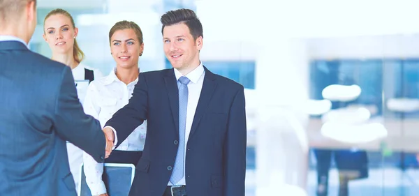 Ganzes Bild von zwei erfolgreichen Geschäftsleuten, die einander die Hand schütteln — Stockfoto