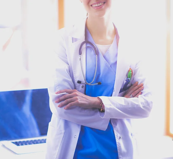 Vrouwelijke dokter bij het raam in het ziekenhuis. Vrouwelijke dokter — Stockfoto